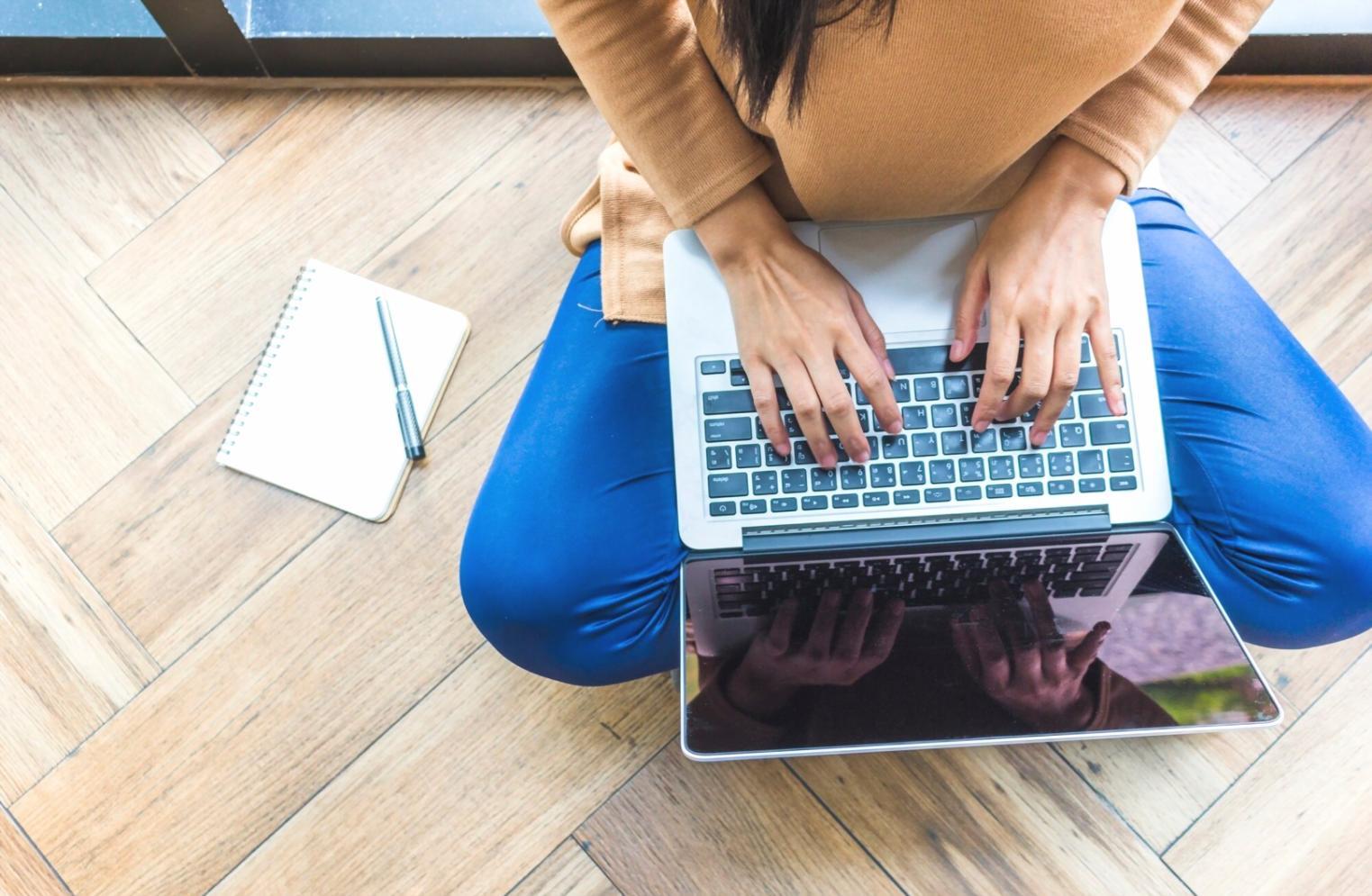 Espace de travail moderne avec équipements de présentation professionnels
