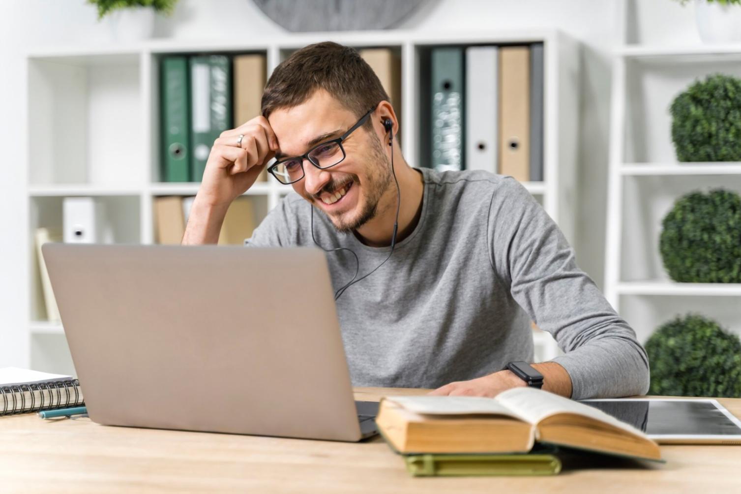 Formation en analyse financière avec documents et graphiques
